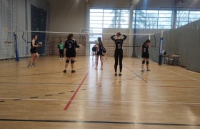 Zdjęcie dla aktualności: Drużyna dziewcząt na zawodach w ZST