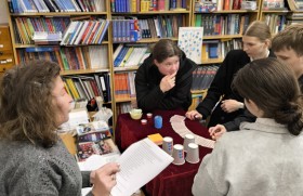 Zdjęcie dla aktualności: Andrzejki 2025 w bibliotece