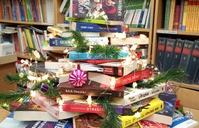 Zdjęcie dla aktualności: Choinka z książek w bibliotece