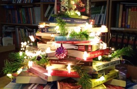 Zdjęcie dla aktualności: Choinka z książek w bibliotece