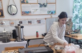 Zdjęcie dla aktualności: Hotelarze z klasy 1at w akcji!