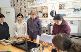 Zdjęcie dla aktualności: Hotelarze z klasy 1at w akcji!