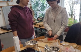 Zdjęcie dla aktualności: Hotelarze z klasy 1at w akcji!