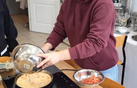 Zdjęcie dla aktualności: Hotelarze z klasy 1at w akcji!