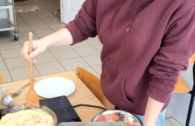 Zdjęcie dla aktualności: Hotelarze z klasy 1at w akcji!