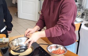 Zdjęcie dla aktualności: Hotelarze z klasy 1at w akcji!