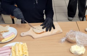 Zdjęcie dla aktualności: Klasa 2at nigdy nie wychodzi z zajęć głodna!