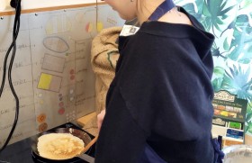 Zdjęcie dla aktualności: Naleśniki w klasie 1 at – pora na słodkości.