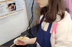 Zdjęcie dla aktualności: Naleśniki w klasie 1 at – pora na słodkości.