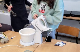 Zdjęcie dla aktualności: Naleśniki w klasie 1 at – pora na słodkości.