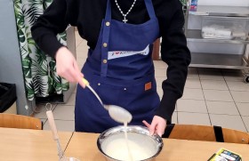 Zdjęcie dla aktualności: Naleśniki w klasie 1 at – pora na słodkości.