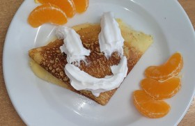 Zdjęcie dla aktualności: Naleśniki w klasie 1 at – pora na słodkości.