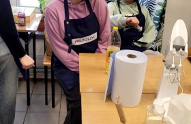 Zdjęcie dla aktualności: Naleśniki w klasie 1 at – pora na słodkości.