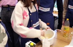 Zdjęcie dla aktualności: Naleśniki w klasie 1 at – pora na słodkości.