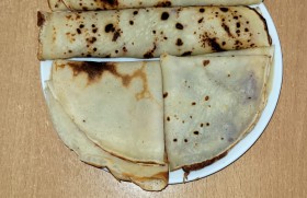 Zdjęcie dla aktualności: Naleśniki w klasie 1 at – pora na słodkości.