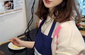 Zdjęcie dla aktualności: Naleśniki w klasie 1 at – pora na słodkości.