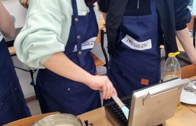 Zdjęcie dla aktualności: Kolejny dzień ze słodkościami u hotelarzy w klasie 1 at.