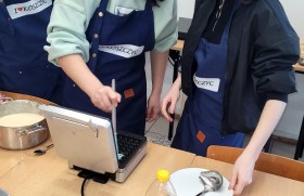 Zdjęcie dla aktualności: Kolejny dzień ze słodkościami u hotelarzy w klasie 1 at.