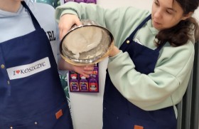 Zdjęcie dla aktualności: Kolejny dzień ze słodkościami u hotelarzy w klasie 1 at.