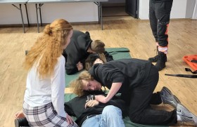 Zdjęcie dla aktualności: Warsztaty pierwszej pomocy w ramach akcji „Bezpieczne Ferie”.