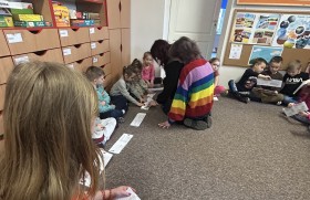 Zdjęcie dla aktualności: Z wizytą w kazimierskim przedszkolu.