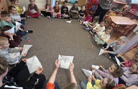 Zdjęcie dla aktualności: Z wizytą w kazimierskim przedszkolu.