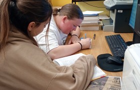 Zdjęcie dla aktualności: Lekcja biblioteczna- twórczo i wesoło