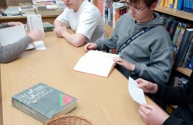 Zdjęcie dla aktualności: Lekcja biblioteczna- twórczo i wesoło